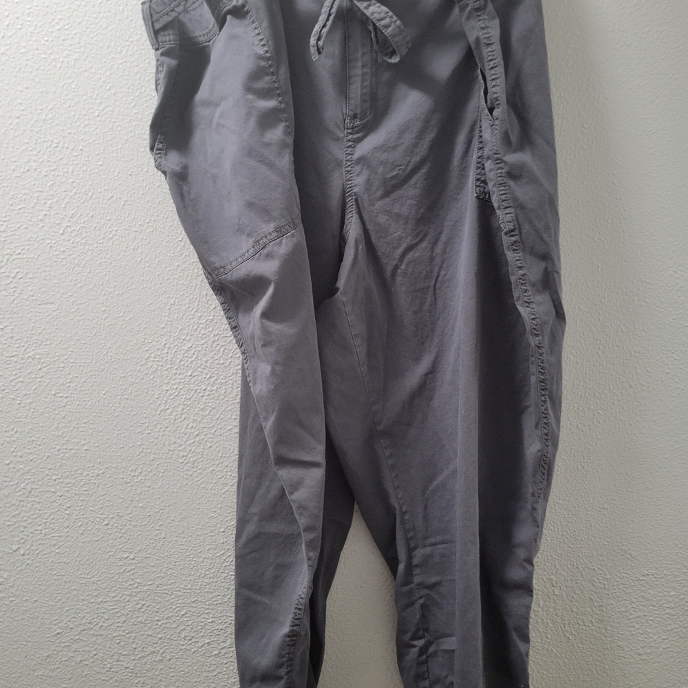 Grey capris